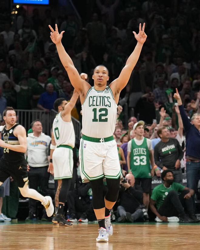 亚博体育app-比赛局势复杂首场状态出色，拜仁观众沸腾！，塔图姆重返赛场再创辉煌时刻-亚博体育app